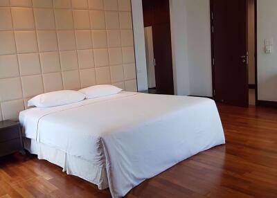 3 bed Condo in Royal Residence Park Lumphini Sub District C11111