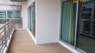 3 bed Condo in Royal Residence Park Lumphini Sub District C11111