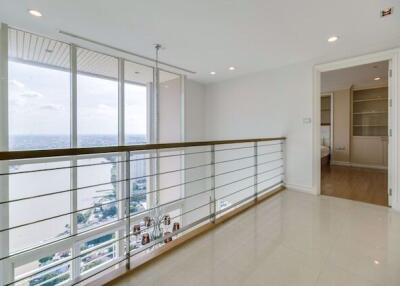 3 bed Penthouse in Watermark Chaophraya Khlong Ton Sai Sub District P11060