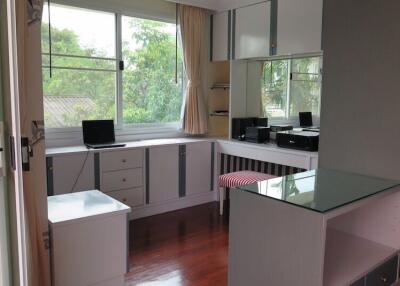 2 bed Condo in SCC Residence Khlong Tan Nuea Sub District C11059