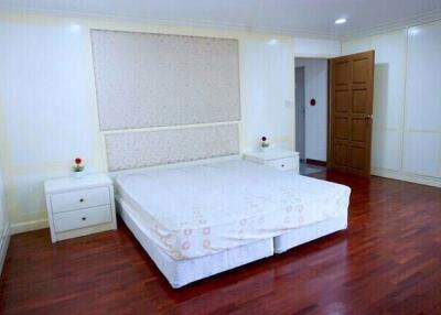 2 bed Condo in SCC Residence Khlong Tan Nuea Sub District C11057