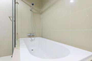 2 bed Condo in Belle Grand Rama 9 Huai Khwang Sub District C11038