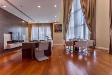 3 bed Duplex in Bright Sukhumvit 24 Khlongtan Sub District D11014