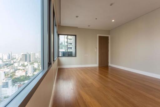 3 bed Duplex in Bright Sukhumvit 24 Khlongtan Sub District D11013