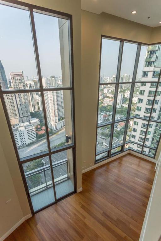 3 bed Duplex in Bright Sukhumvit 24 Khlongtan Sub District D11013