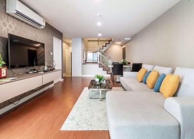 3 bed Duplex in Belle Grand Rama 9 Huai Khwang Sub District D015788