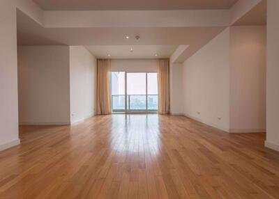 3 bed Condo in Millennium Residence Khlongtoei Sub District C10994