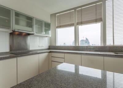 3 bed Condo in Millennium Residence Khlongtoei Sub District C10994