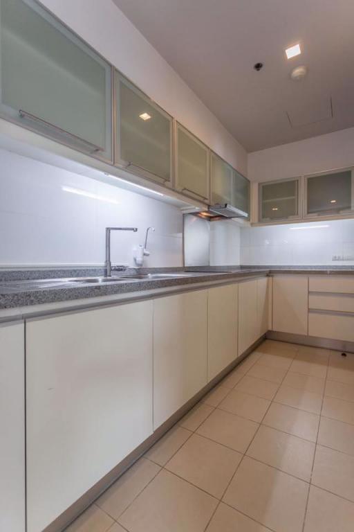 3 bed Condo in Millennium Residence Khlongtoei Sub District C10968