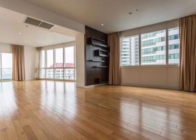 3 bed Condo in Millennium Residence Khlongtoei Sub District C10968