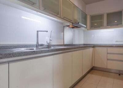 3 bed Condo in Millennium Residence Khlongtoei Sub District C10968