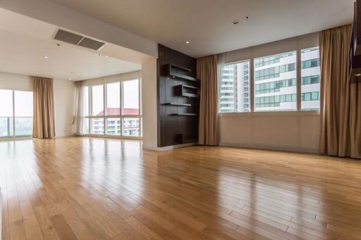 3 bed Condo in Millennium Residence Khlongtoei Sub District C10968