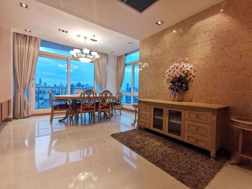 3 bed Condo in The Height Khlong Toei Nuea Sub District C10896