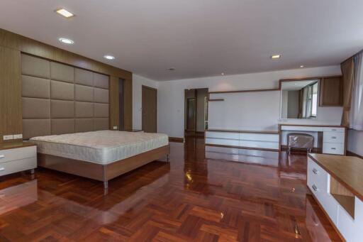 3 bed Condo in Asa Garden Khlongtan Sub District C10894