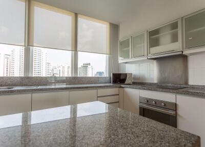 3 bed Condo in Millennium Residence Khlongtoei Sub District C10893