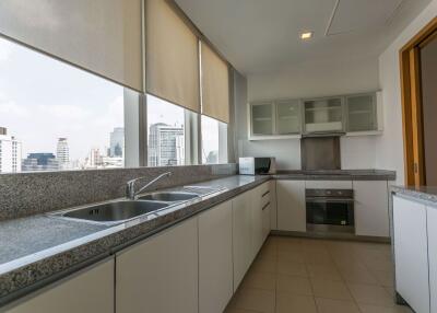 3 bed Condo in Millennium Residence Khlongtoei Sub District C10893