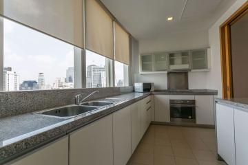 3 bed Condo in Millennium Residence Khlongtoei Sub District C10893