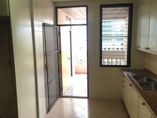 3 bed Condo in Sriratana Mansion 2 Khlong Toei Nuea Sub District C10881