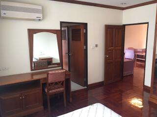3 bed Condo in Sriratana Mansion 2 Khlong Toei Nuea Sub District C10881