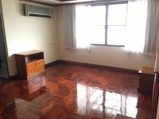 3 bed Condo in Sriratana Mansion 2 Khlong Toei Nuea Sub District C10881