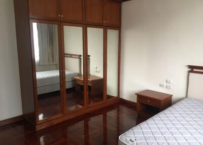 3 bed Condo in Sriratana Mansion 2 Khlong Toei Nuea Sub District C10881