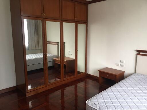 3 bed Condo in Sriratana Mansion 2 Khlong Toei Nuea Sub District C10881