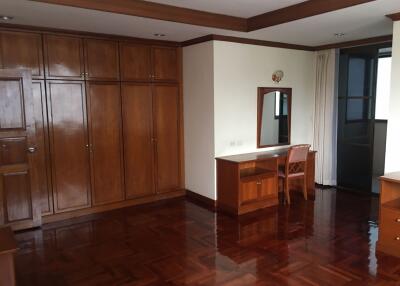 3 bed Condo in Sriratana Mansion 2 Khlong Toei Nuea Sub District C10881