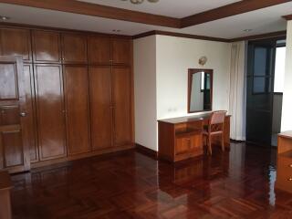 3 bed Condo in Sriratana Mansion 2 Khlong Toei Nuea Sub District C10881
