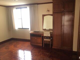 4 bed Condo in Sriratana Mansion 2 Khlong Toei Nuea Sub District C10879