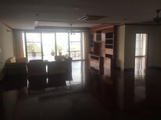 4 bed Condo in Sriratana Mansion 2 Khlong Toei Nuea Sub District C10879