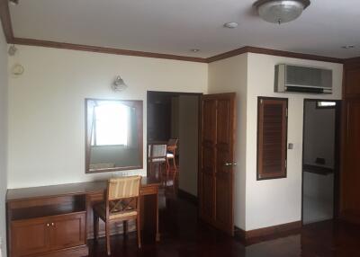 4 bed Condo in Sriratana Mansion 2 Khlong Toei Nuea Sub District C10879