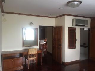 4 bed Condo in Sriratana Mansion 2 Khlong Toei Nuea Sub District C10879