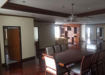 4 bed Condo in Sriratana Mansion 2 Khlong Toei Nuea Sub District C10879