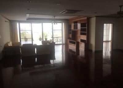 4 bed Condo in Sriratana Mansion 2 Khlong Toei Nuea Sub District C10879