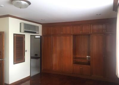 4 bed Condo in Sriratana Mansion 2 Khlong Toei Nuea Sub District C10879