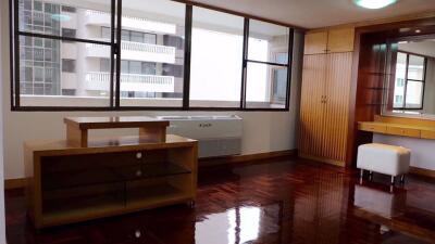 3 bed Condo in Asa Garden Khlongtan Sub District C10849