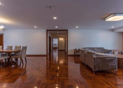 3 bed Condo in Asa Garden Khlongtan Sub District C10839