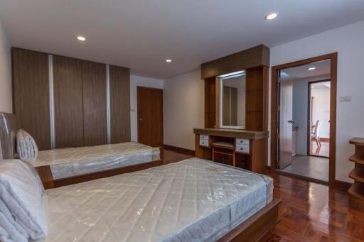 3 ห้องนอน, 4 ห้องน้ำ คอนโด ราคา ฿ 130,000/เดือน