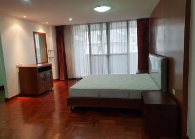 3 bed Condo in Asa Garden Khlongtan Sub District C10834