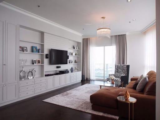 3 bed Condo in Millennium Residence Khlongtoei Sub District C10817