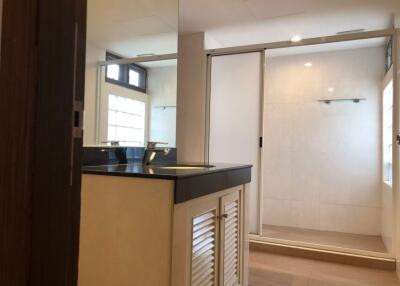 3 bed Condo in Asa Garden Khlongtan Sub District C10808