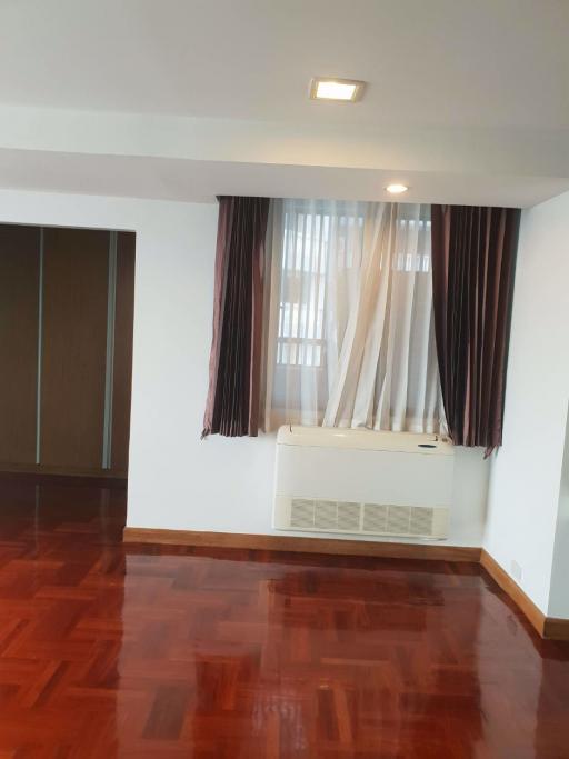 4 bed Condo in Asa Garden Khlongtan Sub District C10806