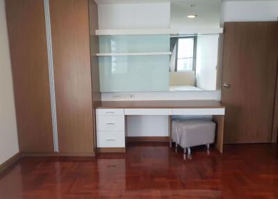 4 bed Condo in Asa Garden Khlongtan Sub District C10806