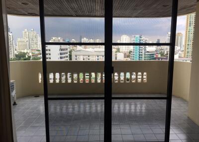 3 bed Condo in Sriratana Mansion 2 Khlong Toei Nuea Sub District C10772