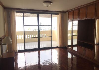 3 bed Condo in Sriratana Mansion 2 Khlong Toei Nuea Sub District C10772