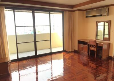 3 bed Condo in Sriratana Mansion 2 Khlong Toei Nuea Sub District C10772