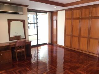 3 bed Condo in Sriratana Mansion 2 Khlong Toei Nuea Sub District C10772