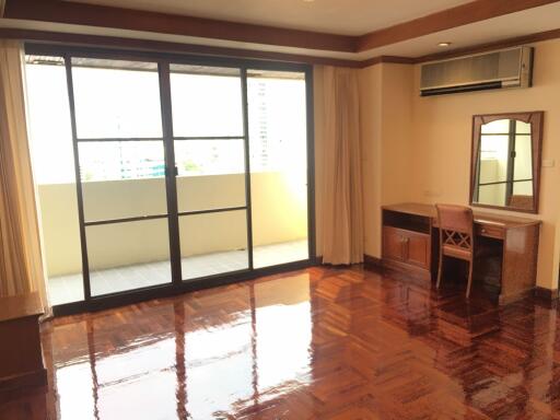 3 bed Condo in Sriratana Mansion 2 Khlong Toei Nuea Sub District C10772