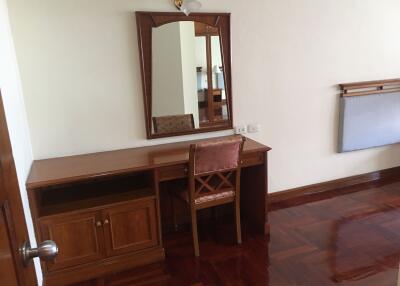 3 bed Condo in Sriratana Mansion 2 Khlong Toei Nuea Sub District C10772