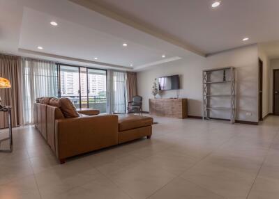 3 bed Condo in Vanida Apartment Ekkamai Khlong Tan Nuea Sub District C10706